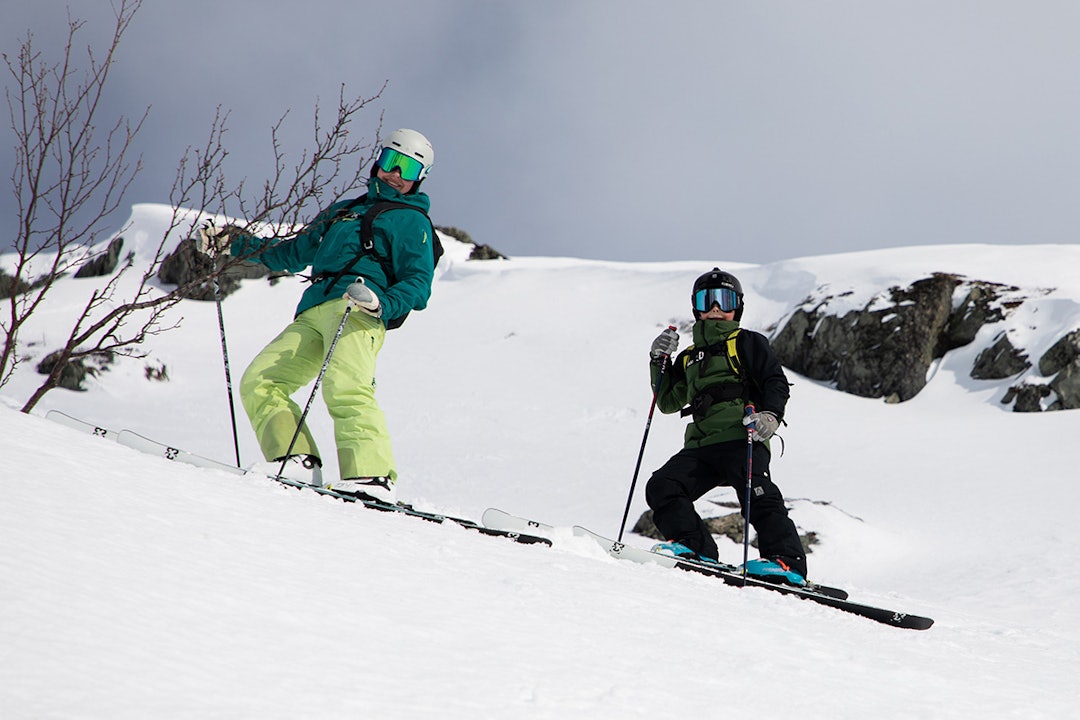 FAMILIETUR: Jeg står på for å holde sosialiseringa på et minimum, men disse to bor jeg sammen med, så da kan vi trygt dra på skitur sammen, selv om det er koronastress. Foto: Tore Meirik