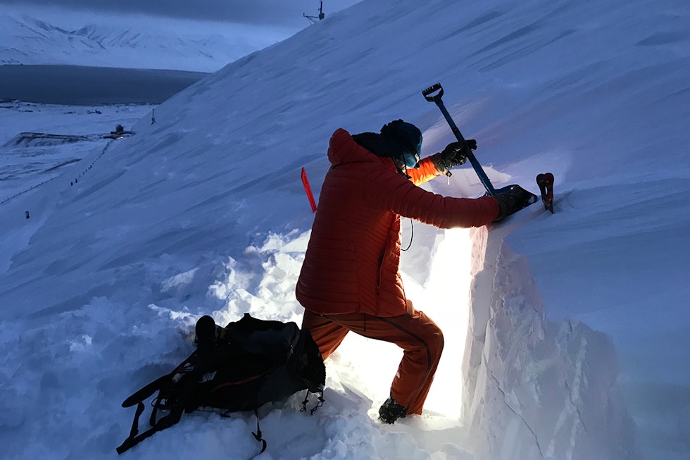 I ARBEID: Kjetil Slettnes i arbeid på Svalbard ved en tidligere anledning. Foto: Privat Kjetil Slettnes i arbeid