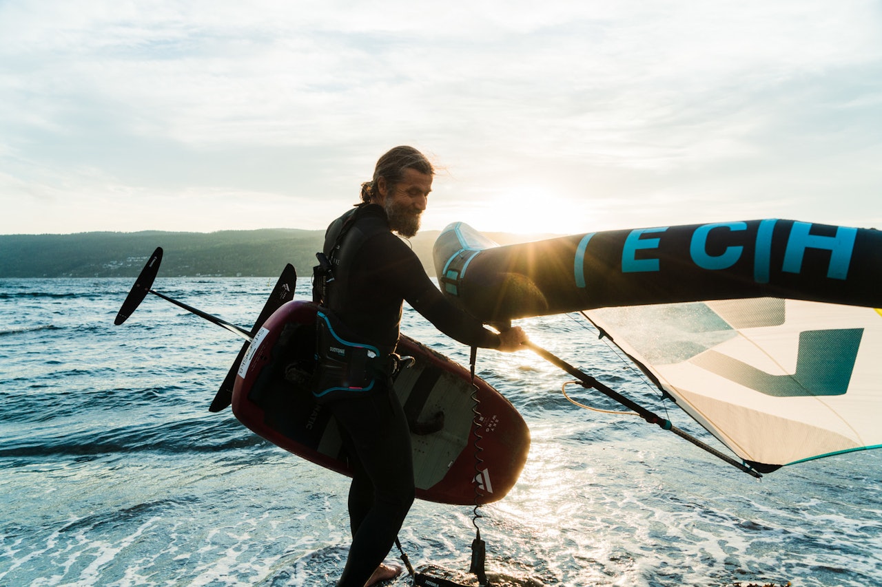 PIONÉR: Helge Rotnes er hekta og overbevist om at wingfoil er den nye greia. Foto: Christian Nerdrum