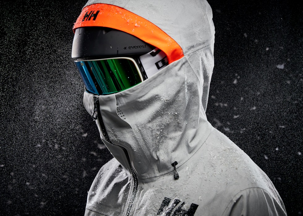 MED HJELMHETTE: Hetten på Ullr Elevation Infinty-jakken har oransje brem for synlighet. Helly Hansen Lifa Infinity Pro
