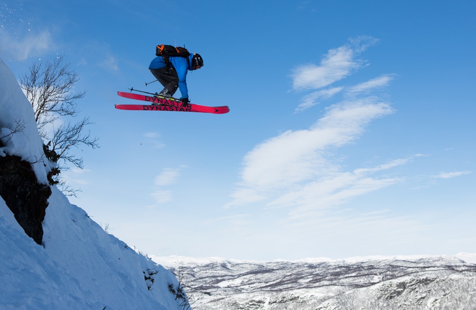 PRAKTISK TESTING: Henrik Ulleland tar luft med Dynastar på beina i Hallingskarvet skisenter. Foto: Tore Meirik skitest