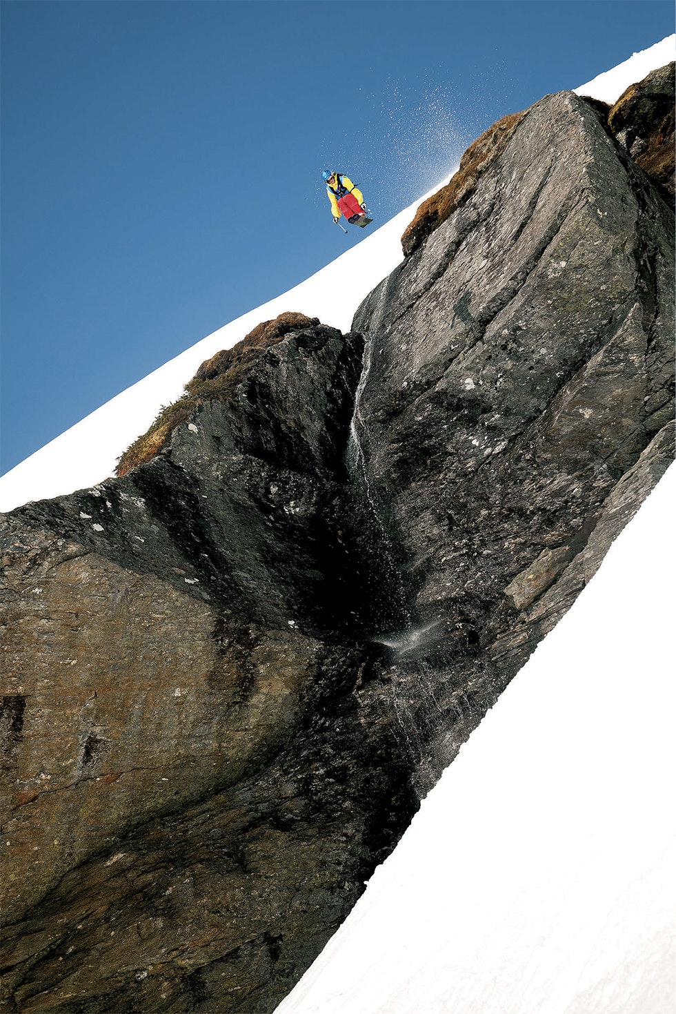 MOTIVASJONEN: – Det feteste med å droppe klipper er følelsen av å være vektløs. Fysikkens lover tilsier at et legeme aksellerer med en hastighet på 9.81 meter pr sekund i fritt fall. Jo lenger fall jo høyere hastighet mot bakken, og for de fleste ligger suget i magen tett opptil dette, sier Torgrim Vole. Foto: Vegard Breie Torgrim Vole klippehopp