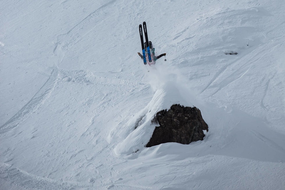 STOR BACKFLIP: Hedvig Wessel landet en stor backflip i sitt run i Japan i fjor. Foto: Freeride World Tour / Dom Daher Hedvig Wessel