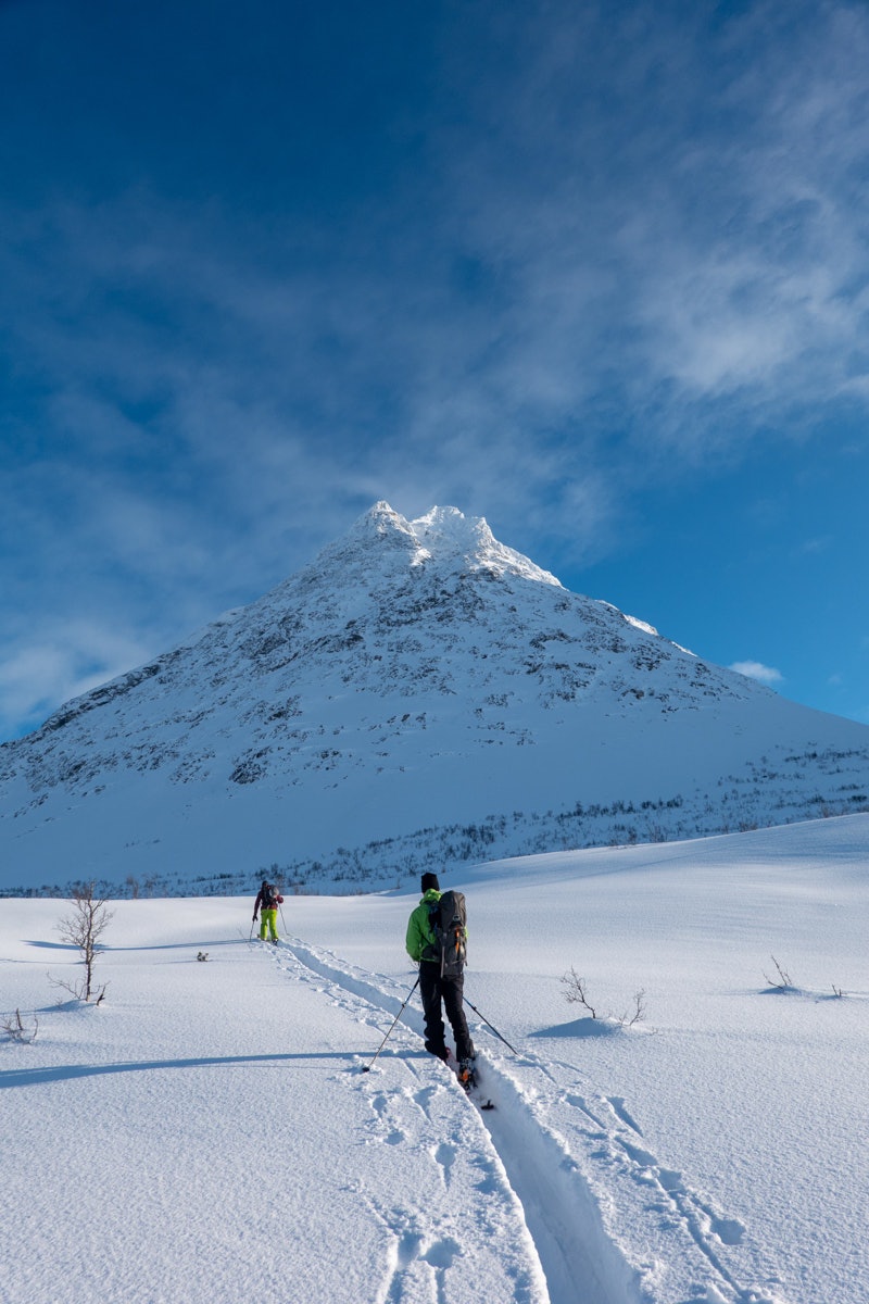 PÅ VEI INN: På innmarsjen mot Lille Isskardtinden Lille Isskardtinden