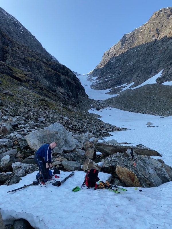 PÅ VEI INN: Det er noe gåing før man kommer til snøen. Foto: Svein Mortensen Lavangstiden