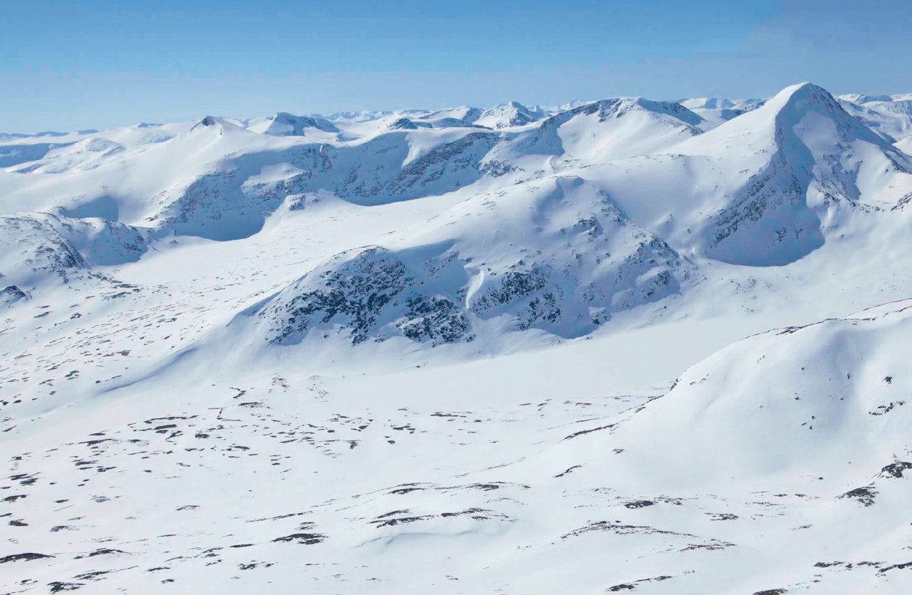 Ruta opp frå Pyttbua til Puttegga (til høgre), vidare over til Høgstolen (i midten) og Karitinden (til venstre). Foto: Espen Schive.