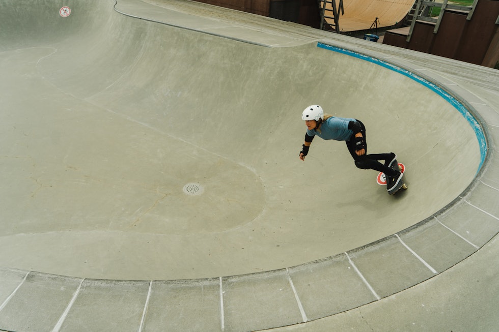SISTE: Skate i bowl er den nyeste greia til Hedda Berntsen - en fri sport som gir stor avkastning i form av mestringsglede. Skate i bowl er den nyeste greia til Hedda Berntsen - en fri sport som gir stor avkastning i form av mestringsglede.