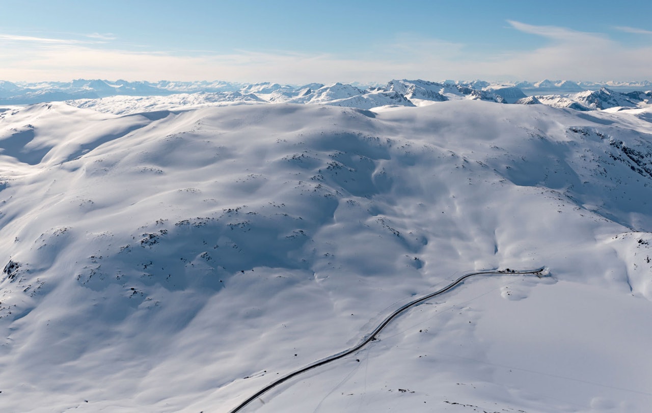 Kaperfjellet (t.v.) og Istind sett fra nord. Foto: Jan R. Olsen. / Trygge toppturer. Kaperfjellet (t.v.) og Istind sett fra nord. Foto: Jan R. Olsen. / Trygge toppturer.