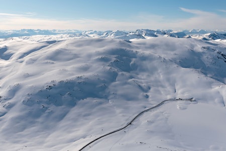 Kaperfjellet (t.v.) og Istind sett fra nord. Foto: Jan R. Olsen. / Trygge toppturer.