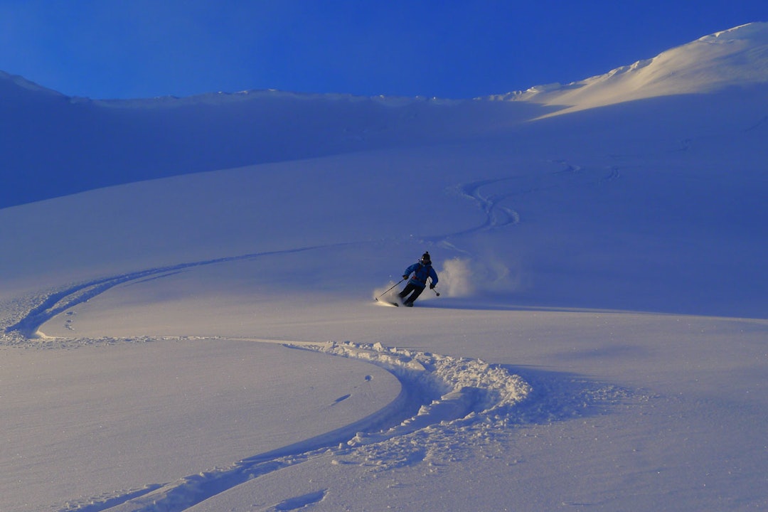 Mengder av kald, urørt snø og endeløse fjellsider venter. Foto: Per Magne Bakke / Visit Sunnfjord kald nedkjøring foto visit sunnfjord per magne bakke