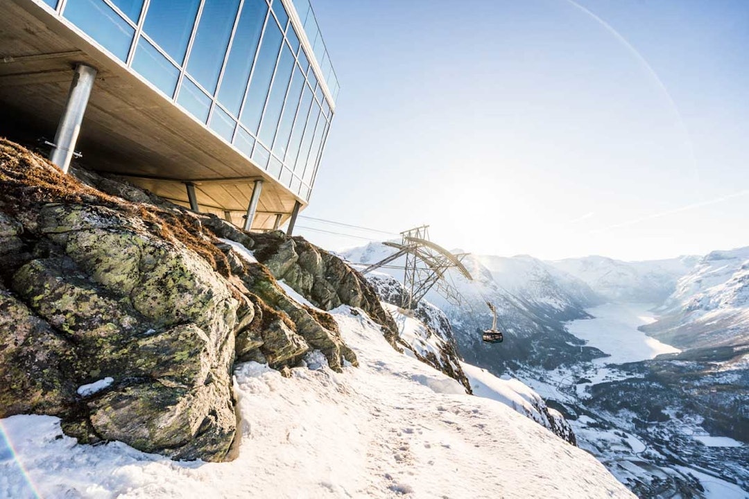Gondolen har en stigning på 53%, rett opp til Hoven på 1011 m.o.h. Foto: Bård Basberg hoven toppstasjon foto Bard Basberg