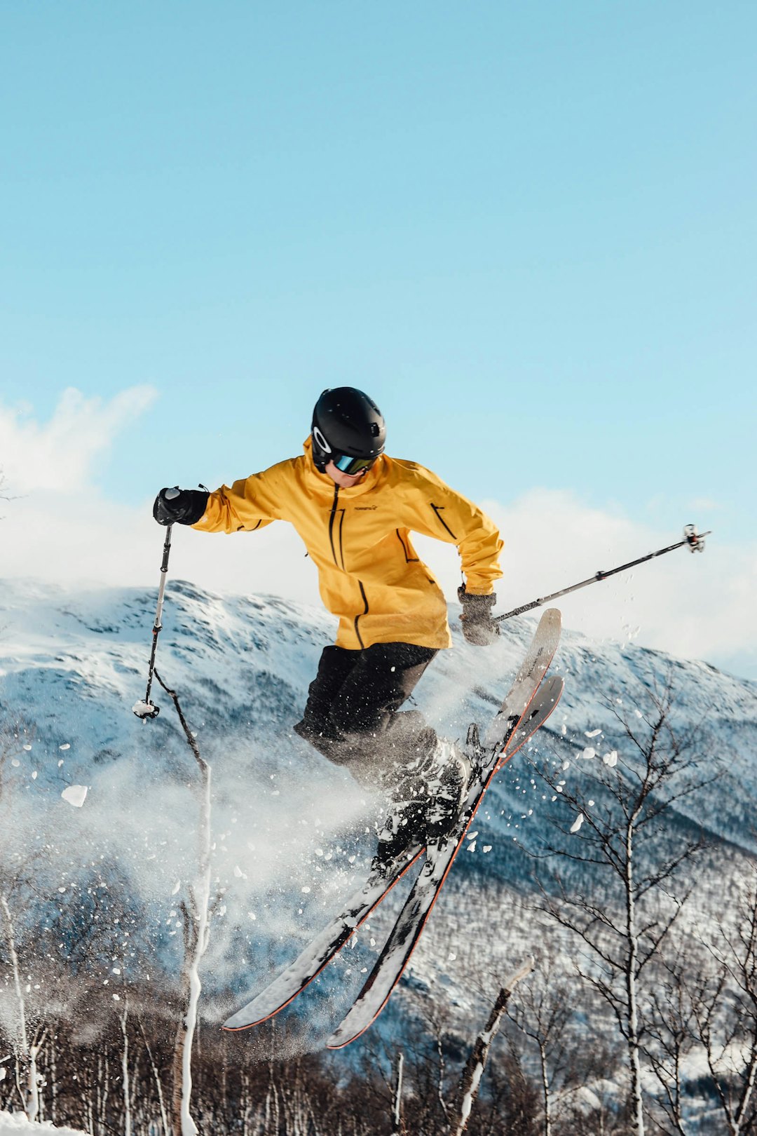 Bildet er fra Indre Troms. Sola kom plutselig frem og skileken kunne begynne! God pudder under tregrensa. Foto: Håkon Langemyr Indre Troms