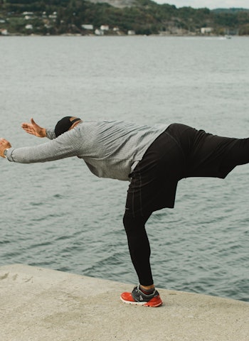 SOM EN T: Målet er å stå med så rette linjer som mulig. Dette krever både balanse, styrke og smidighet. Bilde: Christian Nerdrum SOM EN T: Målet er å stå med så rette linjer som mulig. Dette krever både balanse, styrke og smidighet. Bilde: Christian Nerdrum