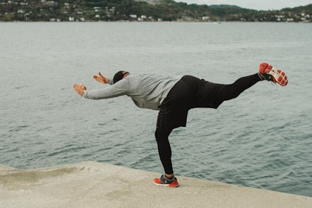 SOM EN T: Målet er å stå med så rette linjer som mulig. Dette krever både balanse, styrke og smidighet. Bilde: Christian Nerdrum SOM EN T: Målet er å stå med så rette linjer som mulig. Dette krever både balanse, styrke og smidighet. Bilde: Christian Nerdrum