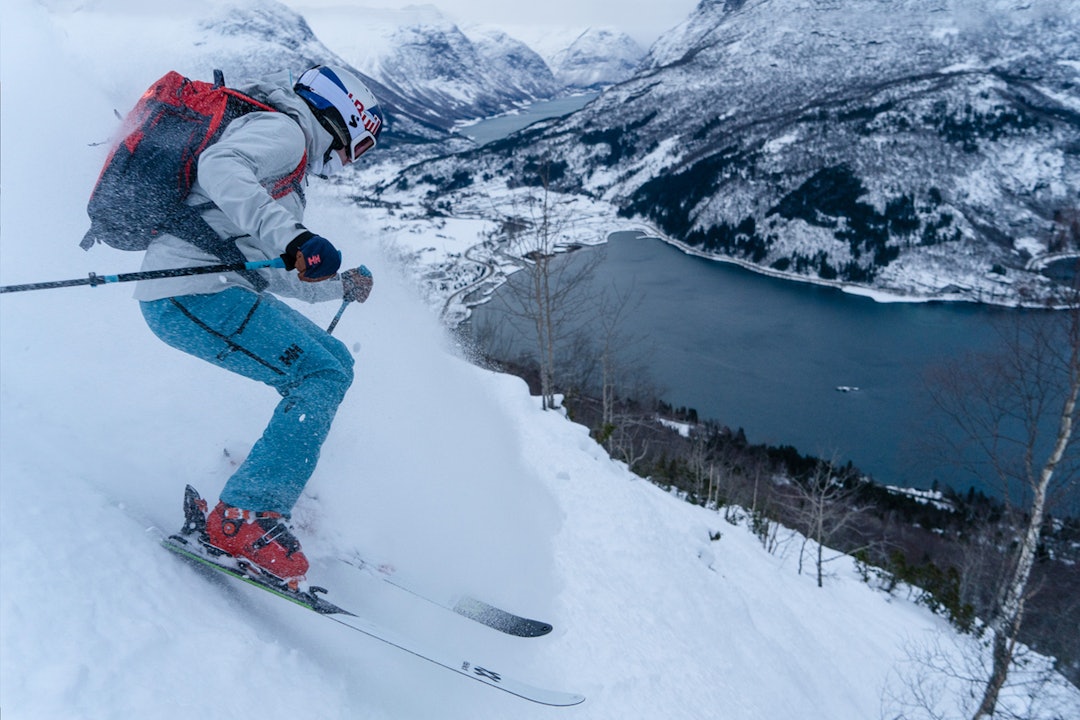 Tiril Sjåstad Christensen shredder løssnø i Loen. Foto: Christian Nerdrum Stryn Loen pudder fri flyt