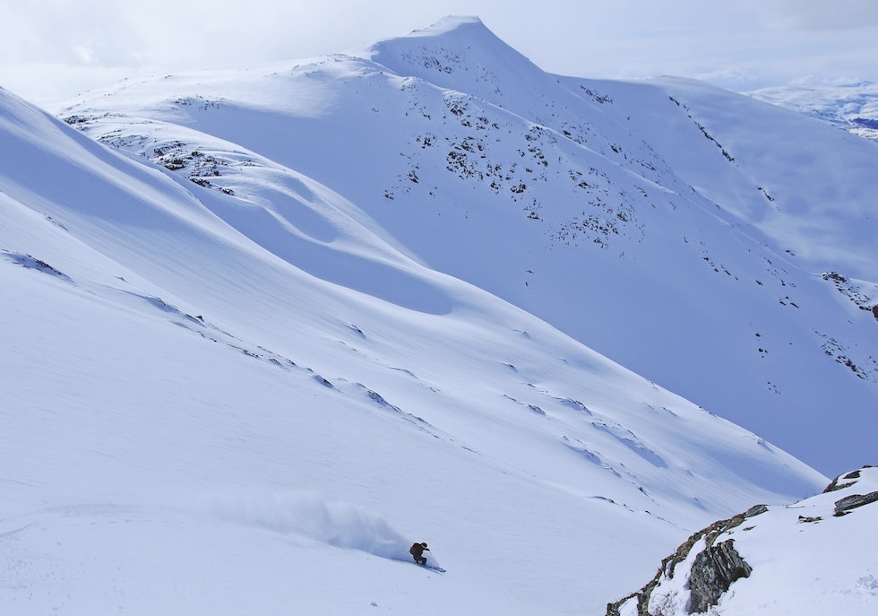 FØRST UTE: May Helen Midtbø setter dagens først spor i puddersnøen på vei ned nordvestflanken på Skipadalsnuten. FØRST UTE: May Helen Midtbø setter dagens først spor i puddersnøen på vei ned nordvestflanken på Skipadalsnuten.