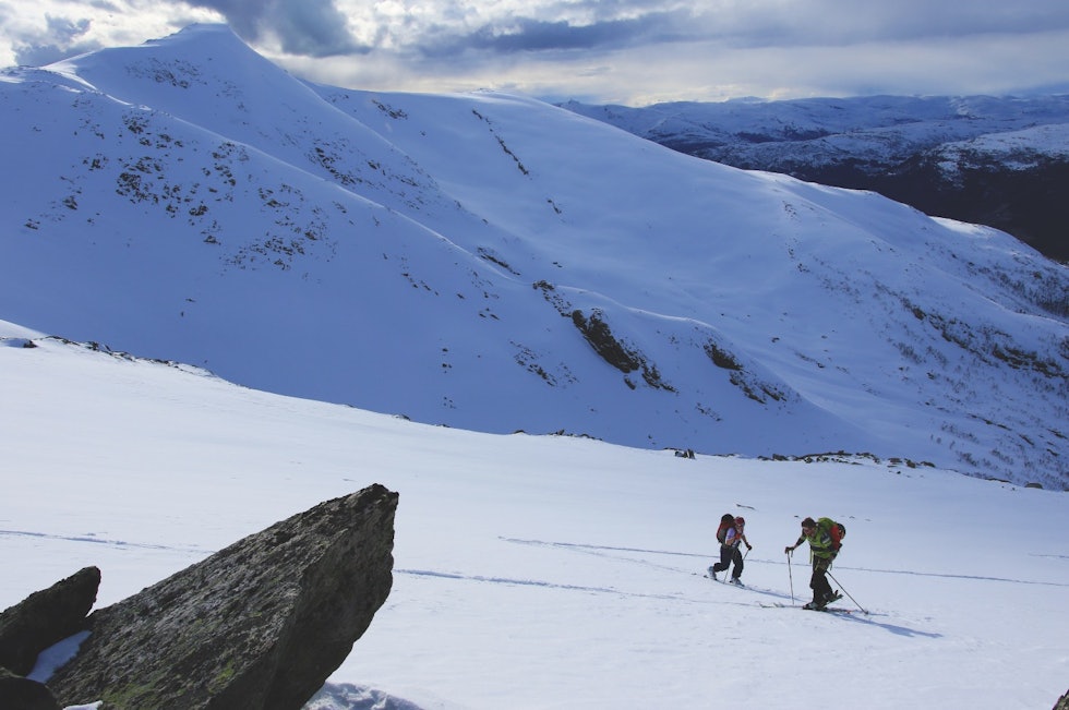 MOT SLUTTEN: Øyvind Solstad og May Helen beveger seg opp ryggen på Skipadalsnuten. Dagens siste fjell Horndalsnuten kan ses i bakgrunnen. MOT SLUTTEN: Øyvind Solstad og May Helen beveger seg opp ryggen på Skipadalsnuten. Dagens siste fjell Horndalsnuten kan ses i bakgrunnen.