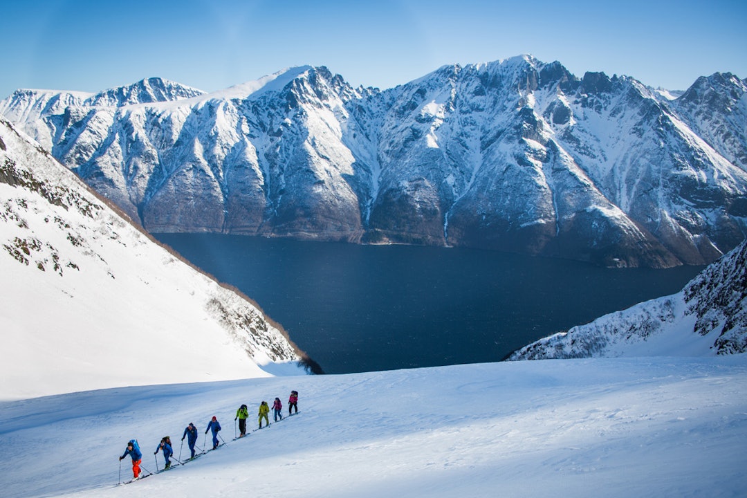 Sunnmørsalpene og Hjørundfjorden byr på komplette skiopplevelser. Foto: Håvard Myklebust sunnmorsalpene-til-nett-foto-haavard-myklebust