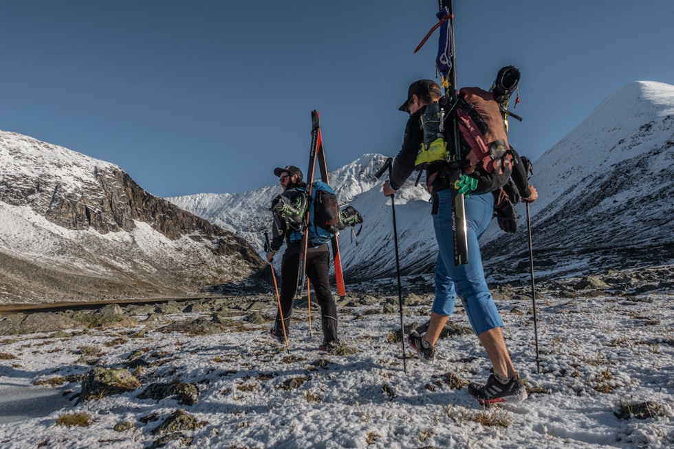 Finn og Kaj på mot fjellet. Foto Alexander Nordvall Ofoten Skjomen