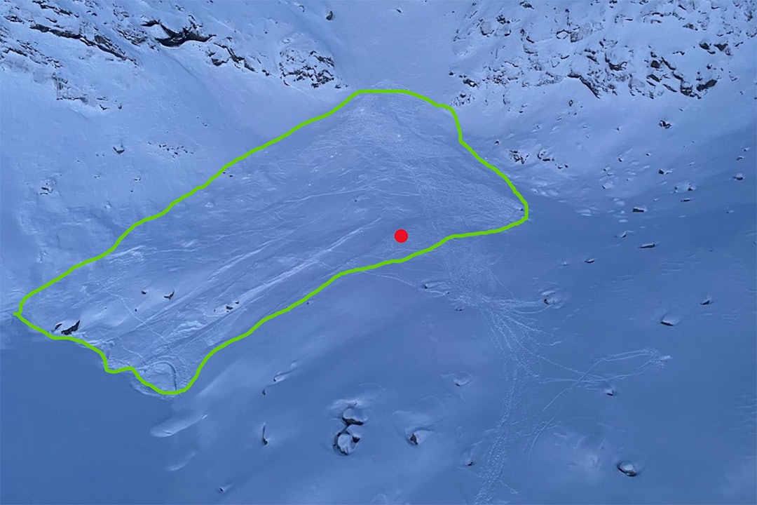 Oversikt over skredmassene. Tatt fra helikopter dagen før funn (tirsdag 26.01). Grønt område markerer skredmassen. Rød prikk markere ca. funnsted. Foto: Per Inge Belt, Skredgruppa i Troms Røde Kors Hjelpekorps Skredulykke Øystein Stangeland