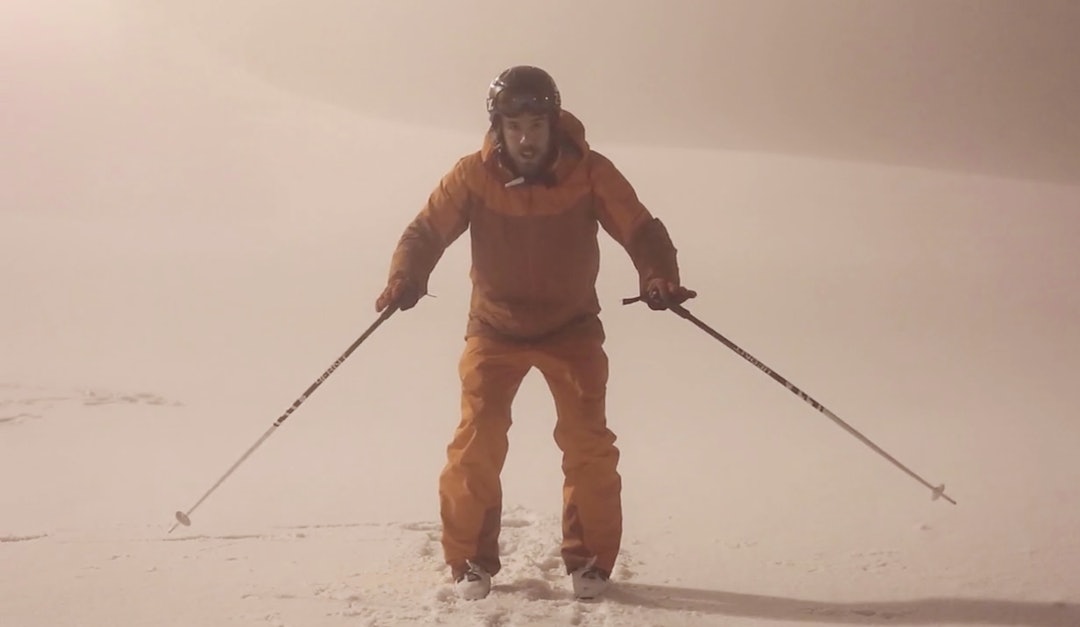 INSTRUKSJON: Eirik Finseth demonstrerer hvordan man finner grunnposisjonen, keeperstillingen på ski. Foto: Christian Nerdrum