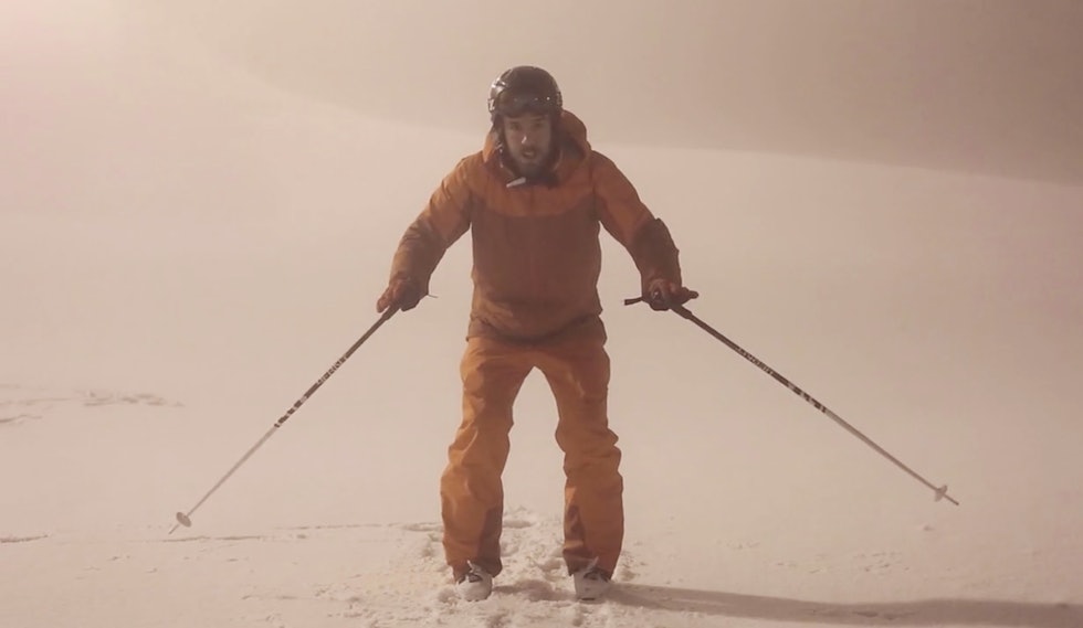INSTRUKSJON: Eirik Finseth demonstrerer hvordan man finner grunnposisjonen, keeperstillingen på ski. Foto: Christian Nerdrum INSTRUKSJON: Eirik Finseth demonstrerer hvordan man finner grunnposisjonen, keeperstillingen på ski. Foto: Christian Nerdrum