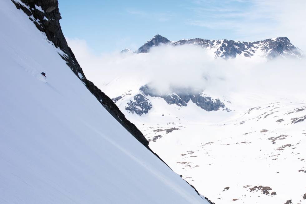 VINTERSNØ OM SOMMEREN: Nordsiden av Munken bød på tørr, fin vintersnø selv om vi gikk opp i shorts og dato er 26. april. Leif Øyvind Solemsli gir gass i det fine føret. VINTERSNØ OM SOMMEREN: Nordsiden av Munken bød på tørr, fin vintersnø selv om vi gikk opp i shorts og dato er 26. april. Leif Øyvind Solemsli gir gass i det fine føret.