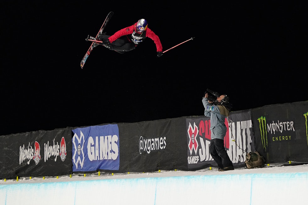 DISIPLINER: Eileen Gu er verdensmester i både halfpipe og slopestyle. Her fra X Games tidligere i år. Foto: ESPN Eileen Gu half pipe