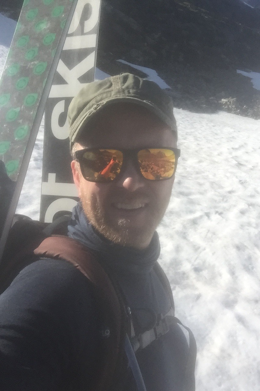 PÅ TUR: Tomas Hensrud Gulla på Alnestind i helga. Foto: Privat Alnestind topptur