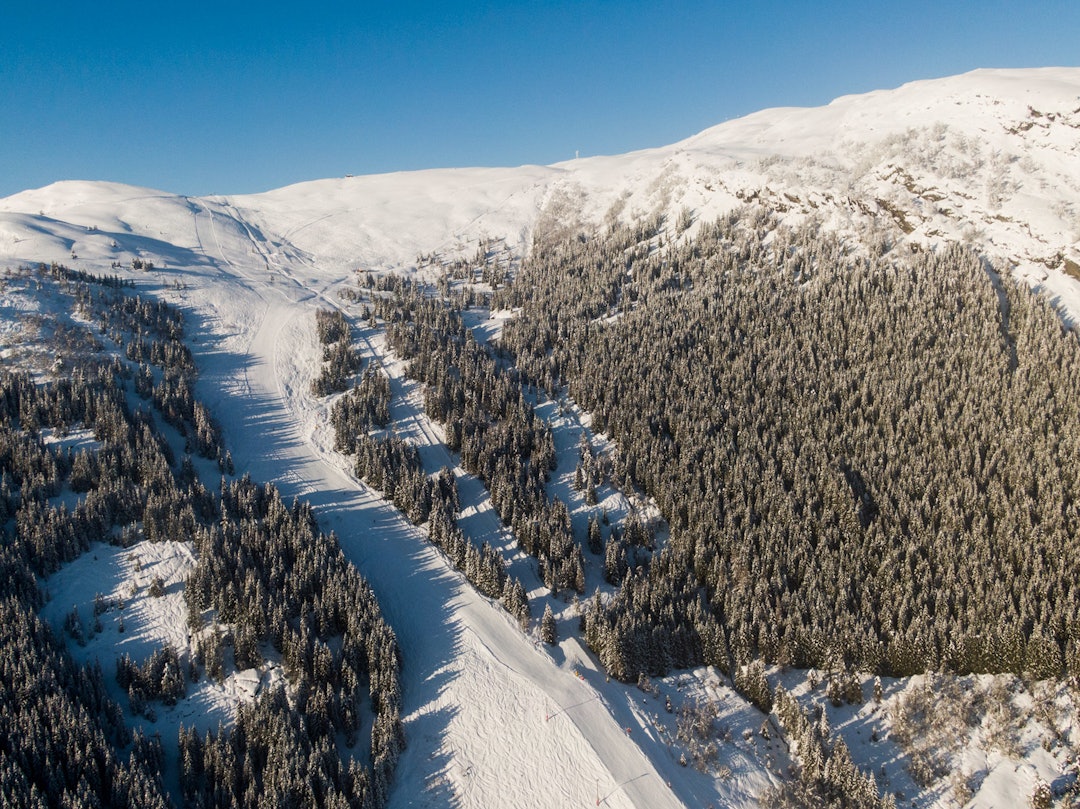 NORGES BESTE? En legendarisk koppheis (Norges lengste) og en ny t-krok har oppgradert Sogn Skisenter bidrar til at de lokale mener dette er landets beste anlegg for offpist. Bilde: Christian Nerdrum Dronebilde av Sogn Skisenter. Foto: Christian Nerdrum