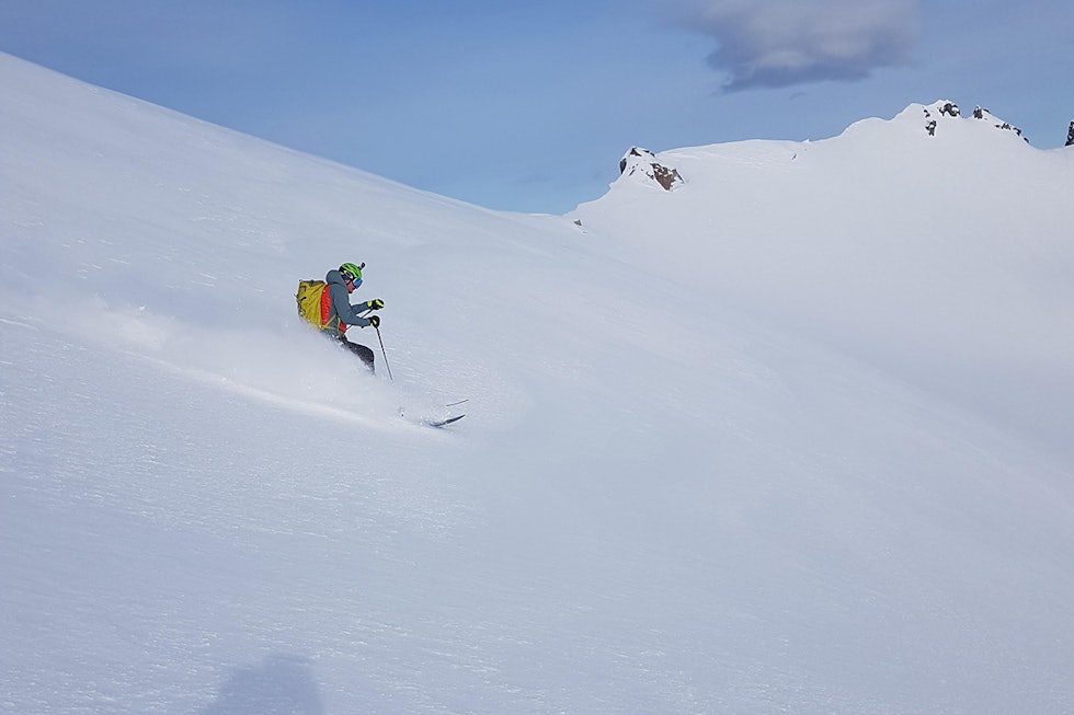 NEDKJØRING: Fint vær, moderat skredfare og mye snø. Det er fint på Sunnmøre om dagen. Foto: Stig Helset Skikjører på Kolåstinden