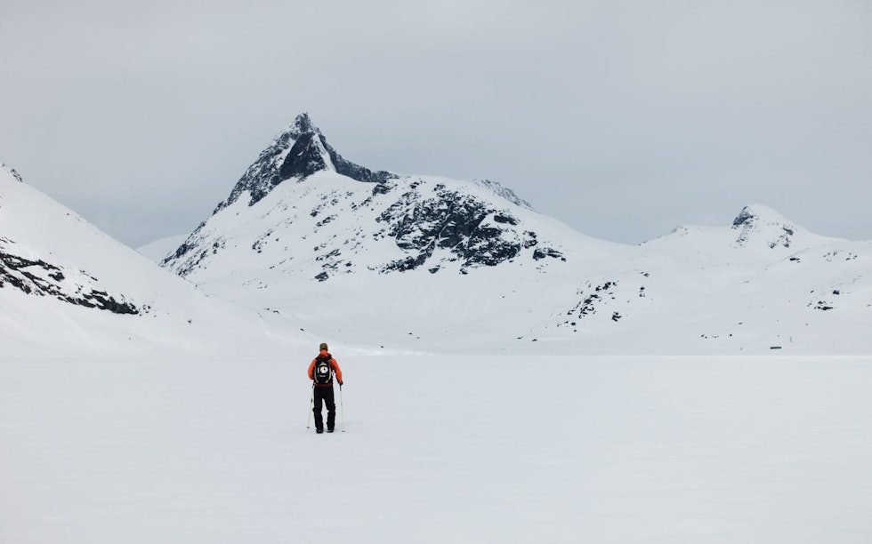 ANMARSJ: Erling Magnus er stoka på splitboard, fyllesjuke og 15 km anmarsj. Falketind er flott i det fjerne. Foto: Erling Magnus Solheim ANMARSJ: Erling Magnus er stoka på splitboard, fyllesjuke og 15 km anmarsj. Falketind er flott i det fjerne. Foto: Erling Magnus Solheim