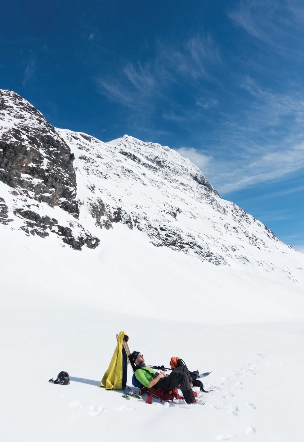 PAUSE: "Det är viktigt att njuta". Sigurd nyter kaffen, sola og stillheten med Falketind og mange potensielt dårlige rutevalg i bakgrunnen. Foto: Erling Magnus Solheim PAUSE: "Det är viktigt att njuta". Sigurd nyter kaffen, sola og stillheten med Falketind og mange potensielt dårlige rutevalg i bakgrunnen. Foto: Erling Magnus Solheim