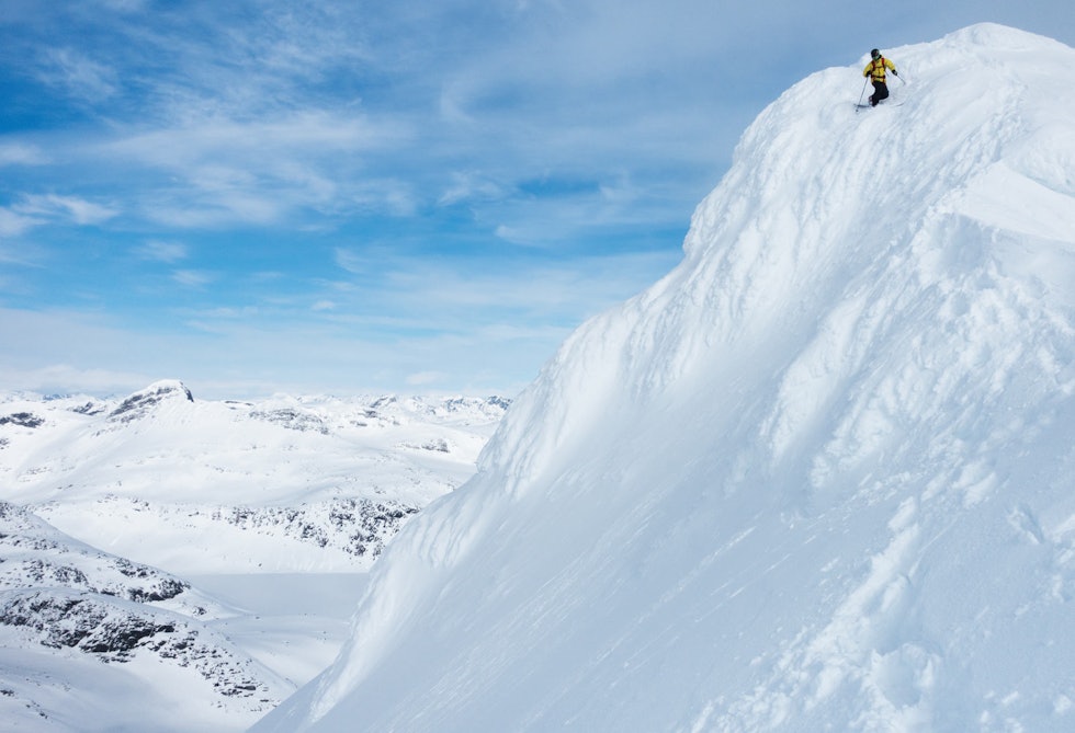 FØRSTE SKRENS: Sigurd demonstrerer pen telemarkskrens ned fra toppsoppen på Falketind. Toppen er forøvrig svært luftig og fin i alle andre retninger. Foto: Erling Magnus Solheim FØRSTE SKRENS: Sigurd demonstrerer pen telemarkskrens ned fra toppsoppen på Falketind. Toppen er forøvrig svært luftig og fin i alle andre retninger. Foto: Erling Magnus Solheim