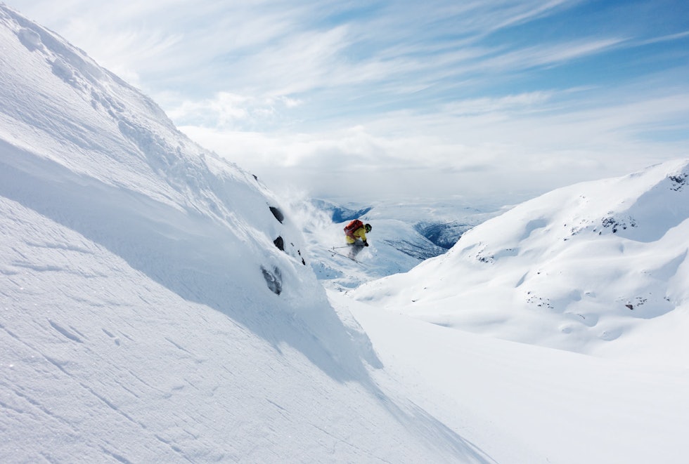LUFTETUR: Sigurd får luft under telemarkskia etter fotografens innstendige instruksjoner om hvor det antagelig legges igjen minst såle på kanten. Foto: Erling Magnus Solheim LUFTETUR: Sigurd får luft under telemarkskia etter fotografens innstendige instruksjoner om hvor det antagelig legges igjen minst såle på kanten. Foto: Erling Magnus Solheim