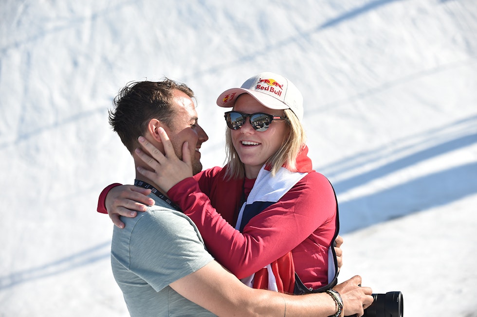 PÅ FORNEBU: Tiril gjorde et slags comeback på X Games på Fornebu - og dette er det siste bildet fra skikarrieren, sammen med forloveden Stian Lauritzen. Foto: ESPN Tiril Sjåstad Christiansen