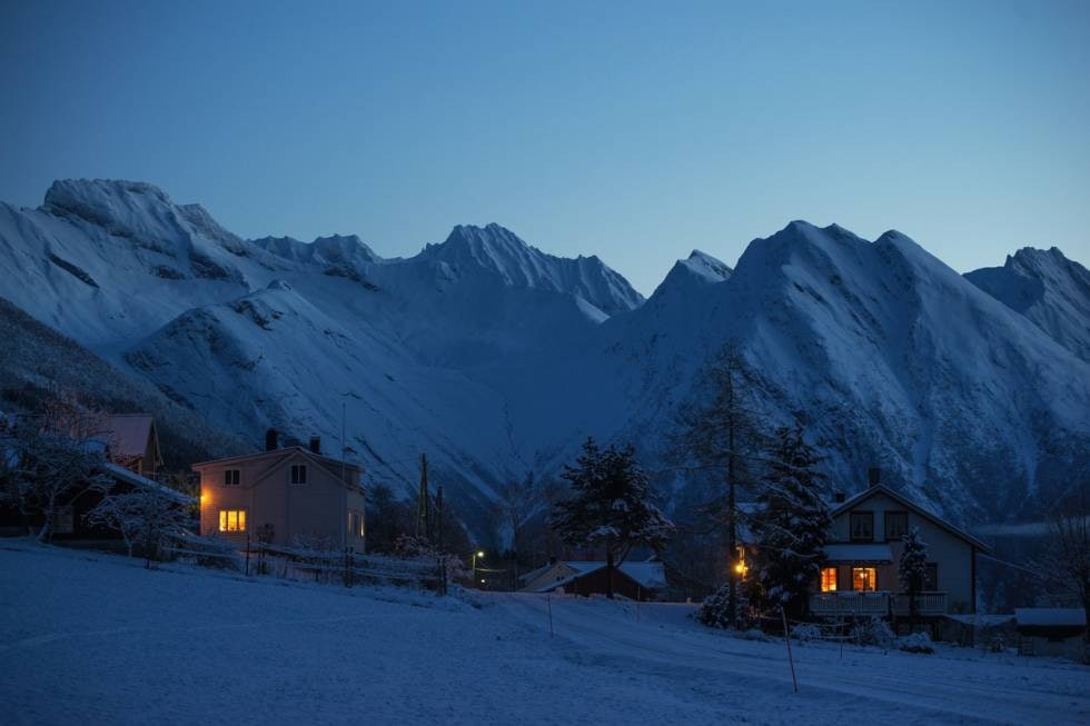 HEIMPLASSEN: – Kan jeg få legge til en ting som jeg ser veldig ofte – både på Instagram og på Fri Flyt? For eksempel teksten «Sunnmøre leverte i helga» – eller «Fikk utnyttet snøen i helga». Det er et eller annet veldig modernistisk, og effektivt, over slike formuleringer. Jeg tenker at Sunnmøre ikke leverer noe som helst. Sunnmøre er, sier Aklestad. HEIMPLASSEN: – Kan jeg få legge til en ting som jeg ser veldig ofte – både på Instagram og på Fri Flyt? For eksempel teksten «Sunnmøre leverte i helga» – eller «Fikk utnyttet snøen i helga». Det er et eller annet veldig modernistisk, og effektivt, over slike formuleringer. Jeg tenker at Sunnmøre ikke leverer noe som helst. Sunnmøre er, sier Aklestad.