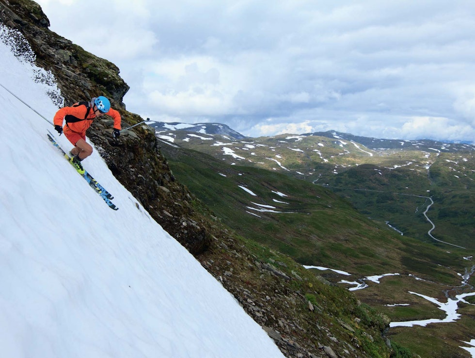 PÅ SENSOMMERTUR: En shortskledd Lars Erik Skjervheim på topptur hjemme i Voss, nærmere bestemt Finnbunuten på Vikafjellet. Dette er siste dagen i august, og snøforholda er bedre enn noensinne på denne tiden av året. Bilde: Benjamin Hjort