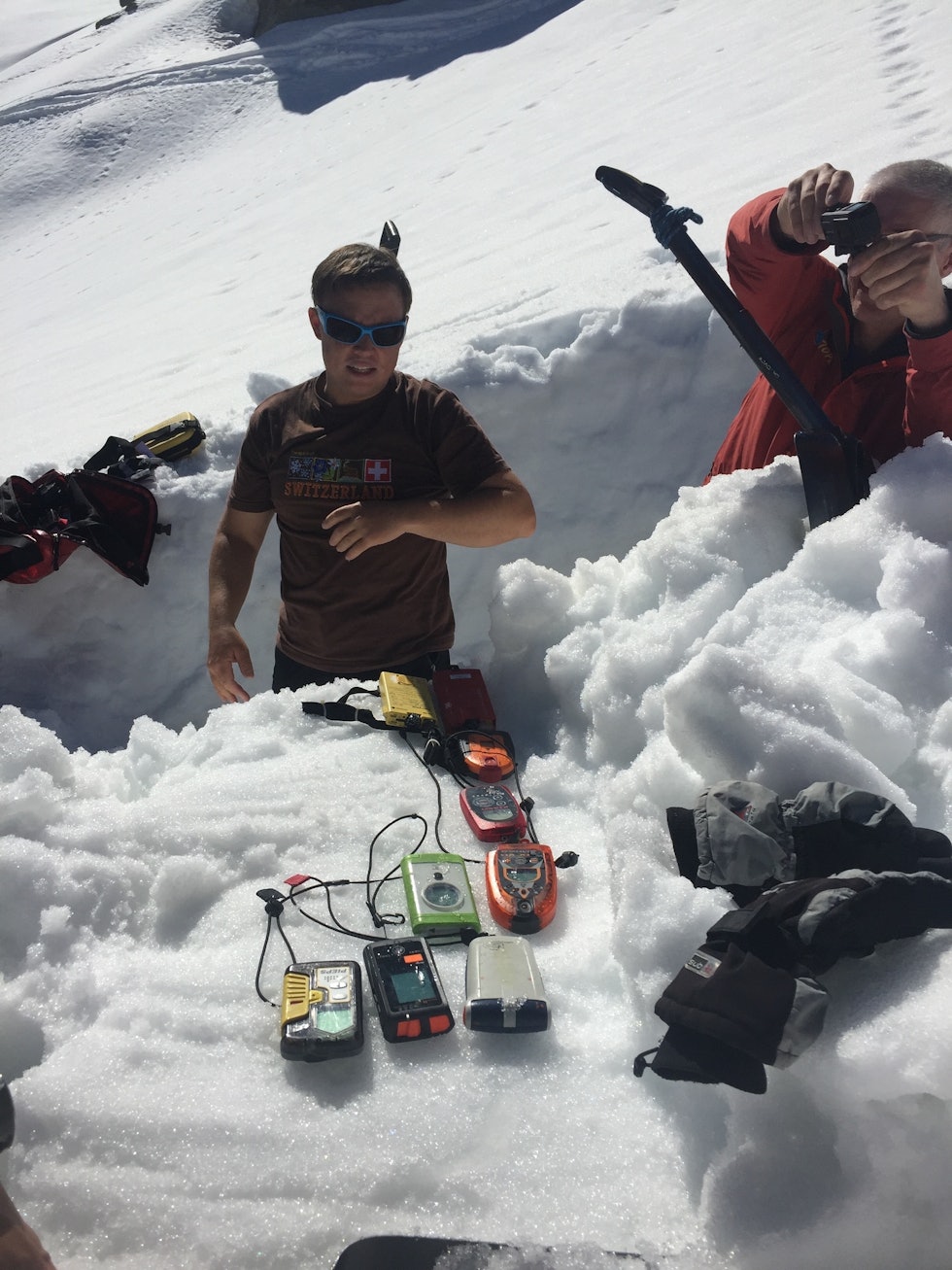 Det er Manuel Genswein som er hjernen bak mountainsafety.info. Her testes ulike sender/mottakere for å finne den beste metoden uavhengig av merkevare. Foto: MSI MSi bilde 4