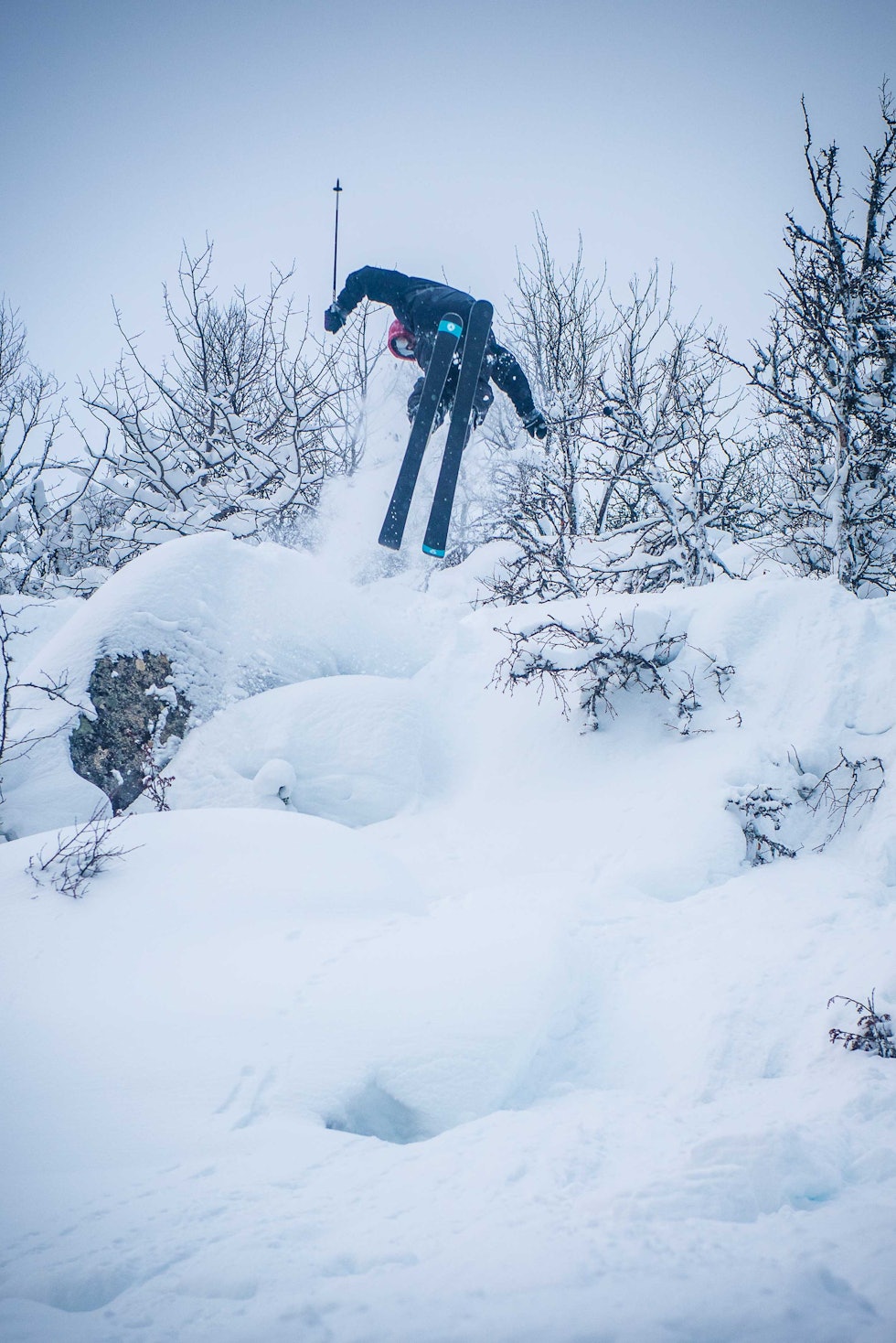 SKOTTE SPOTTER LANDINGA: Magnus Skotte Nørsteng leiker seg ut en av de mange småklippene som kom fram da skogen ble tynnet. Foto: Vegard Breie