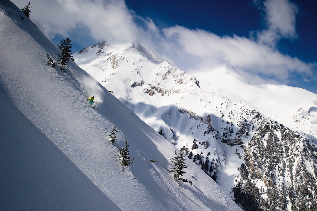 KAN ENDELIG GI GASS: Da Karina var på toppen av kar- rieren hadde hun over 300 reisedøgn i året. Nå kan hun igjen krysse av for skibag når hun bestiller flybilletter, og sluke puddersvinger som her i Banskos fjellsider. Dette fra et portrett i 2012. Foto: Vegard Breie Karina Hollekim