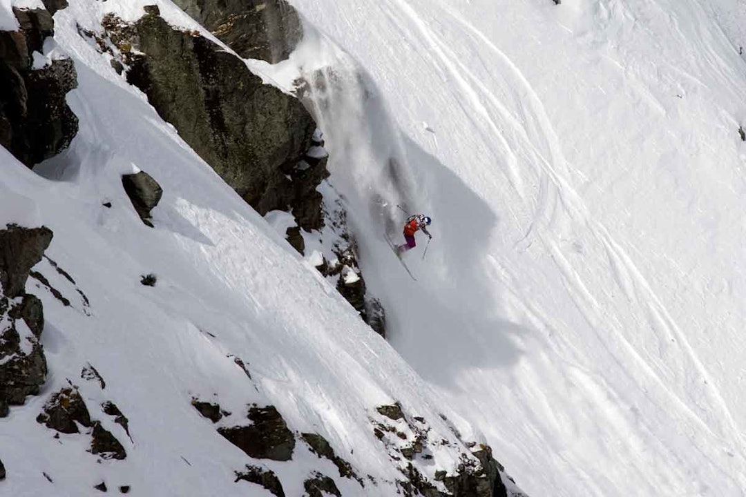 VERDENSMESTER X 2: Ane Enderud har blitt verdensmester i frikjøring to ganger og hun har deltatt i en drøss skifilmer. Men i dag bruker hun også tid på grønnsakhagen sin. På dette bildet er hun få sekunder fra å sikre seg seieren i den prestisjetunge FWT-konkurransen Verbier Extreme. Foto: FWT Ane Enderud