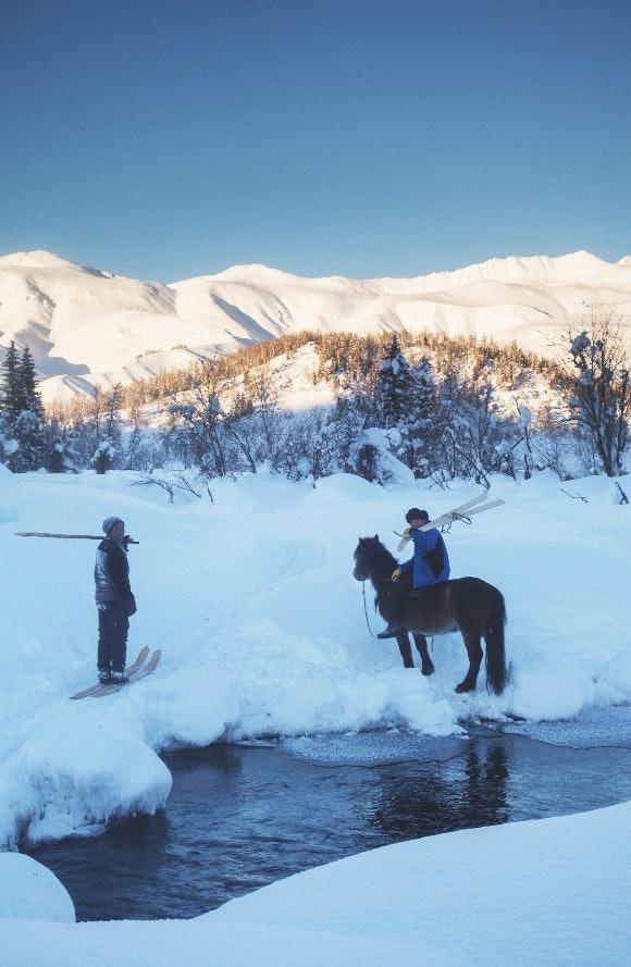 HEST OG SKI: Serik møter en av naboene på vei hjem fra jaktturen. Både hesten og skiene er livsviktig i samfunn som Akhorm. Bilde: Erlend Sande