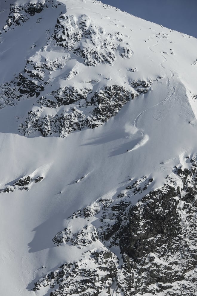 FOTOGENT: Hvis det fins en egen jenteklasse for råeste storfjellsprestasjon må dette være en av de klareste vinnerkandidatene. Anja Alme Gardli gir full gass i Hurrungane og sikrer seg plass på Field Productions-laget. Foto: Bård Basberg Anja Gardli
