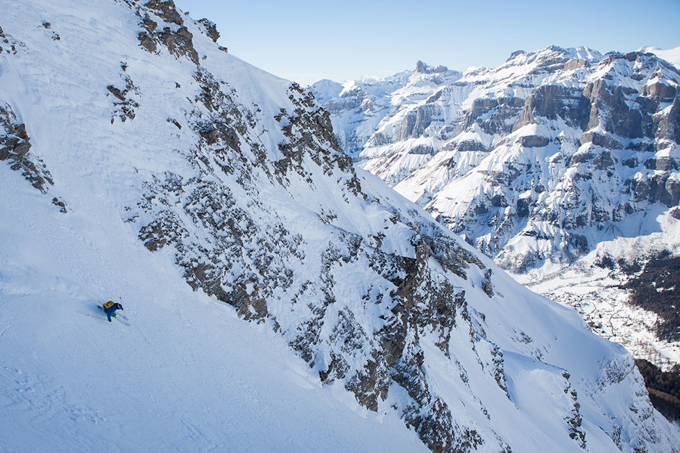 LEUKERBAD: Her fins store og fete frikjøringsområder -særlig i dalen nord for skisenteret. Her er det lokale Kilian Roten som bryter seg på i dette terrenget. Foto: Tore Meirik Leukerbad, frikjøring, Kilian Roten, ski, Sveits