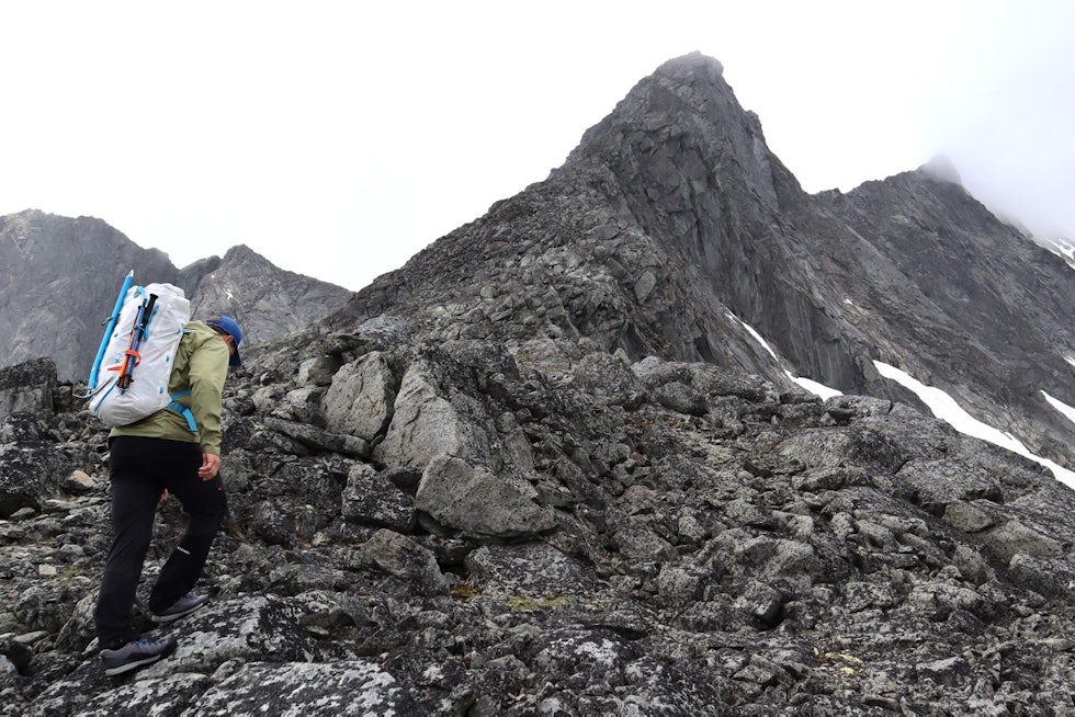 ANMARSJ: Artikkelforfatteren på vei opp mot Søre Dyrhaugstind, like etter Bandet. Foto: Siv-Elin Skogen Søre Dyrhaugstind Hurrungane Jotunheimen