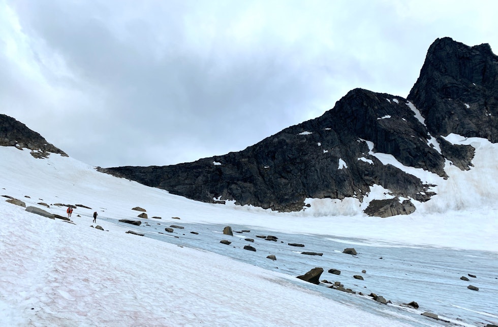 SKAGADALEN: Skagastølsbreen må krysses på vei til Bandet, og der kan det være kjekt med isøks. Ruta ses i profilen oppe til høyre – innsteget er ved toppen av den tydelige snørenna. Bandet er der isbreen når høyest. Foto: Tore Meirik dyrhaugsryggen Hurrungane Jotunheimen