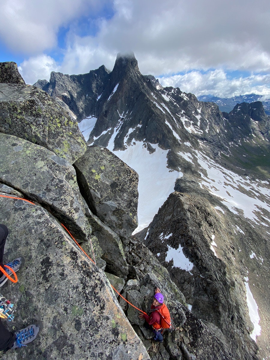 UTSIKT: Mot slutten av klatringa letta tåka, og Storen viste seg endelig fram. Bildet er tatt fra standplass på toppen. Foto: Tore Meirik Dyrhaugsryggen Hurrungane Jotunheimen