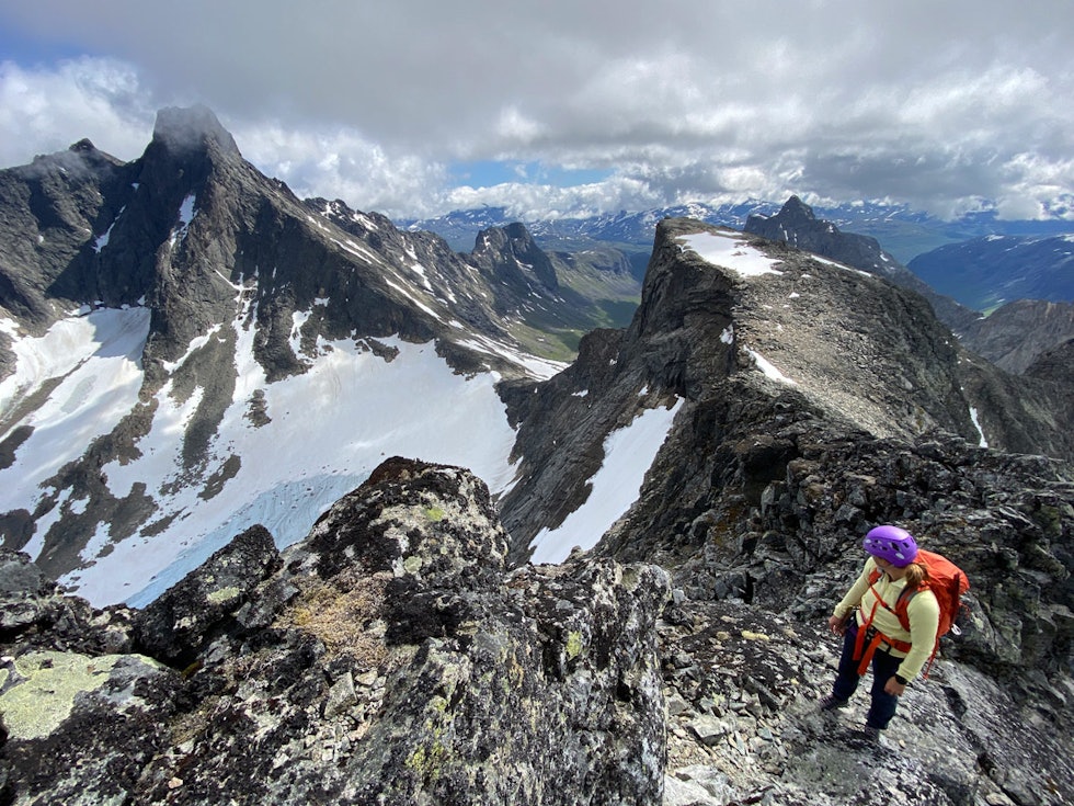 RETUR: Flotte omgivelser på vei tilbake over Dyrhaugsryggen. Foto: Tore Meirik Dyrhaugsryggen Hurrungane Jotunheimen