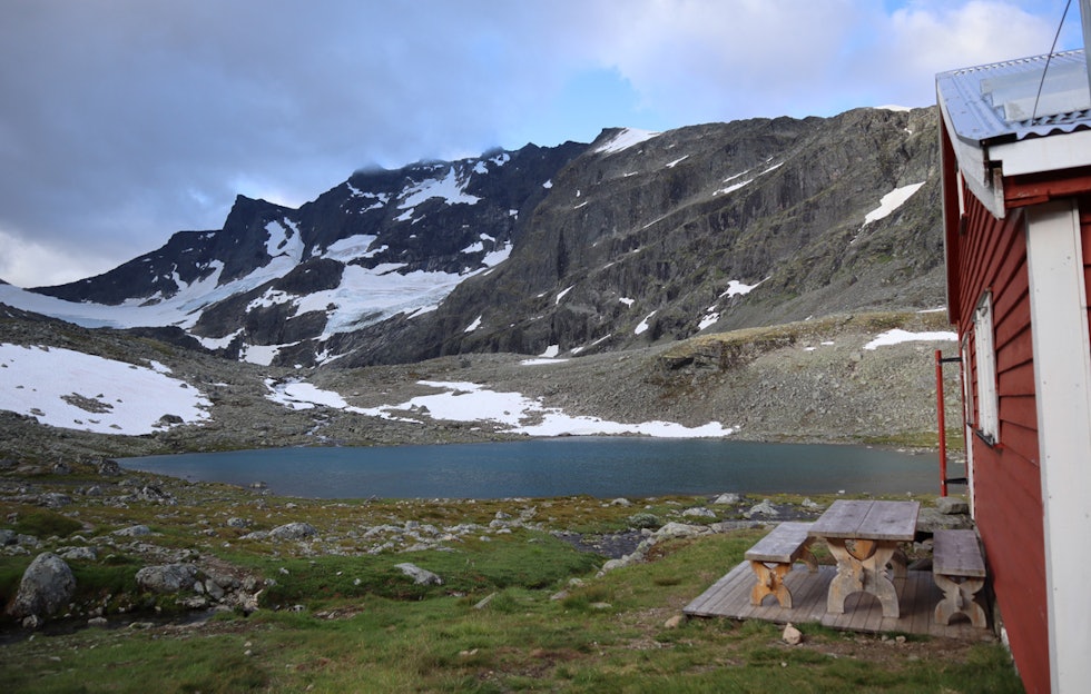Dyrhaugsryggen sett fra Norsk Tindeklub sin hytte i Skagadalen. Ruta følger profilen til venstre, og den flotte returen går langs ryggen. Foto: Tore Meirik Dyrhaugsryggen Hurrungane Jotunheimen